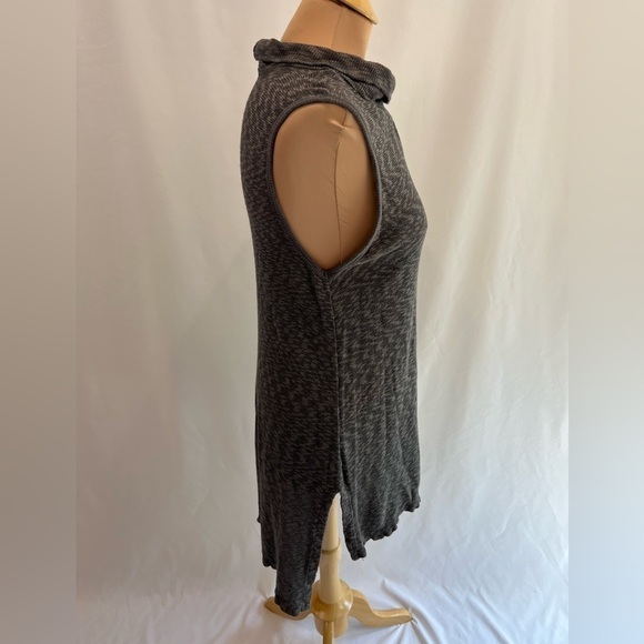 Left of Center Knit High Low Sleeveless Tunic Top - Picture 4 of 7
